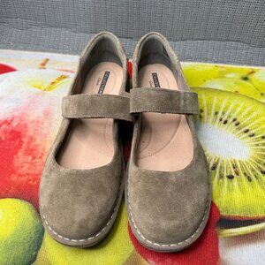 Clarks Collection Womens Size 9.5W Beige Mary Jane Suede Flats Adjustable Strap